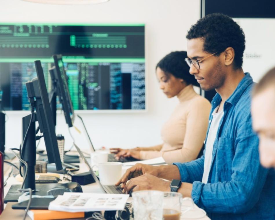 Moderner Arbeitsplatz mit professioneller Ausstattung